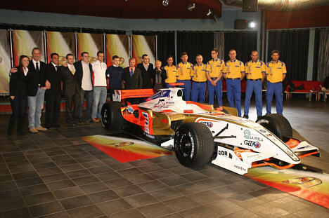 Præsentation af det nye samarbejde. Midt bag bilen Johan Jokinen mellem Vitantonio Liuzzi fra Force India og teamejer Adriano Morini, International Draco Racing.
